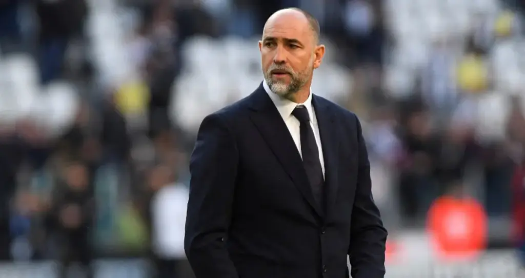 อิกอร์ ทูดอร์ กุนซือคนใหม่ของสเปอร์ส ยืนสั่งการลูกทีมอยู่ข้างสนามด้วยท่าทางขึงขังเพื่อพาทีมหนีตกชั้น