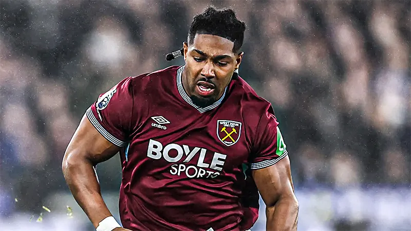 อดาม่า ตราโอเร่ ใช้ความเร็วเลี้ยงลูกฟุตบอลฝ่ากองหลังคู่แข่งในเกม พรีเมียร์ลีก