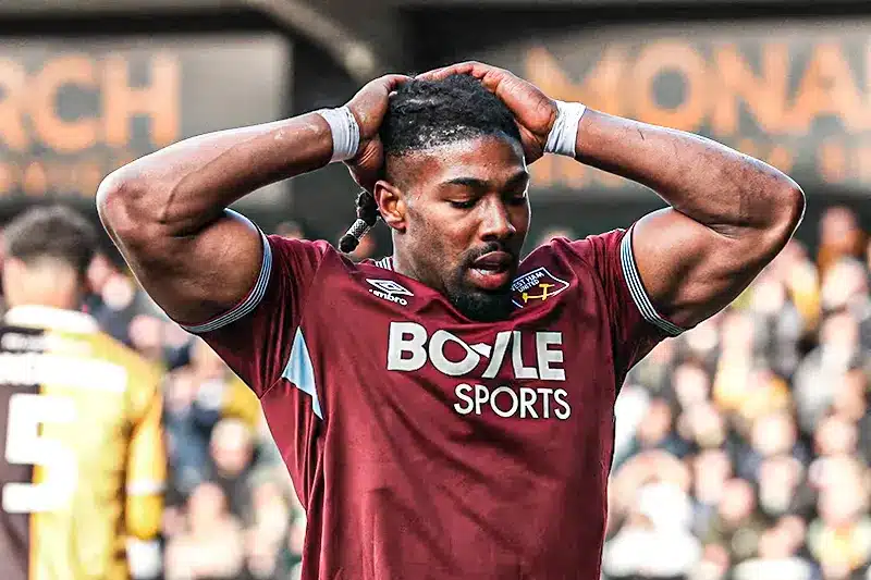 อดาม่า ตราโอเร่ นักเตะ เวสต์แฮม ยูไนเต็ด แสดงกล้ามเนื้อแขนอันล่ำสันในชุดฝึกซ้อม