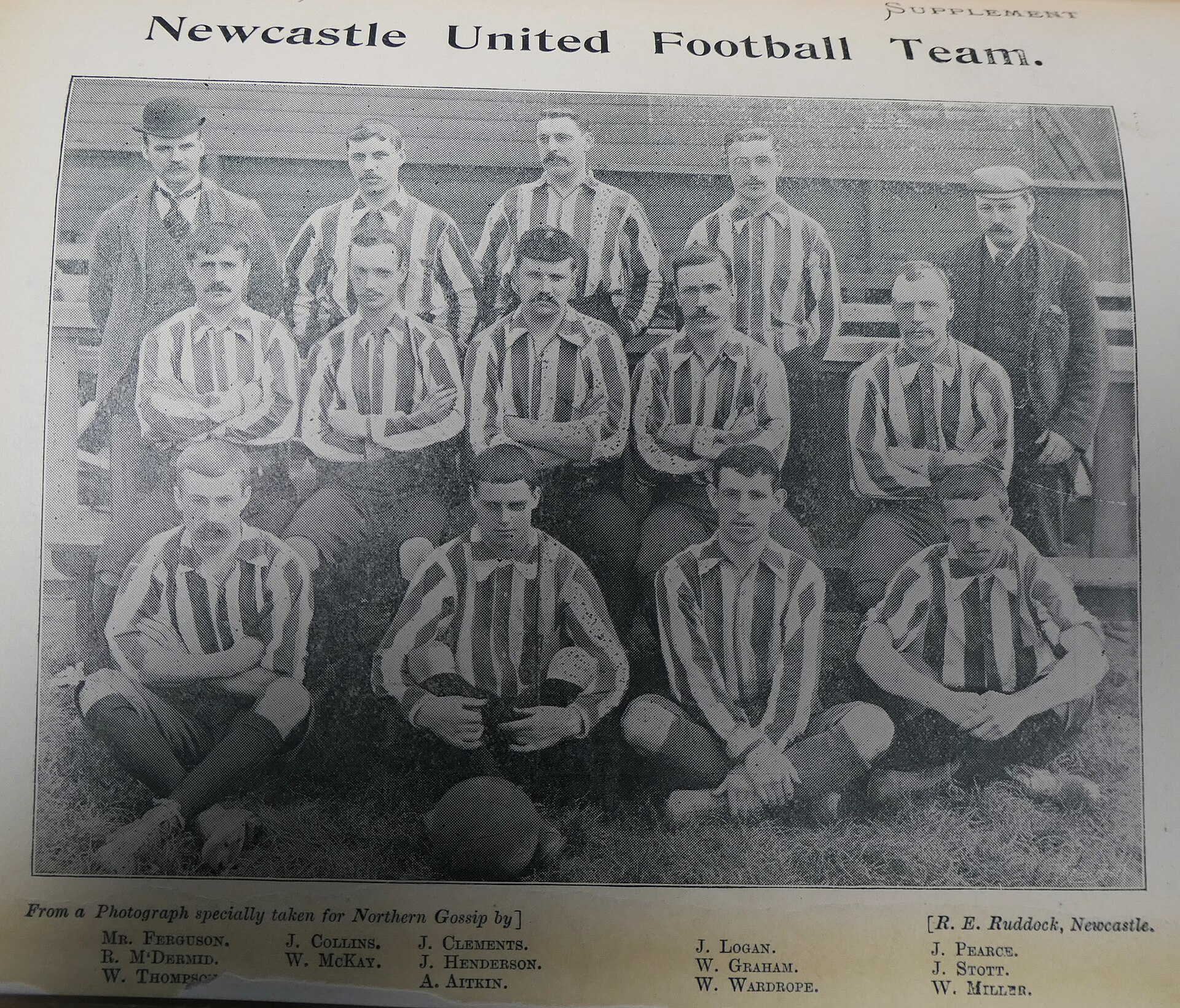 ภาพทีมฟุตบอล Newcastle United ในปี 1895 นักเตะสวมเสื้อลายทางดำขาว