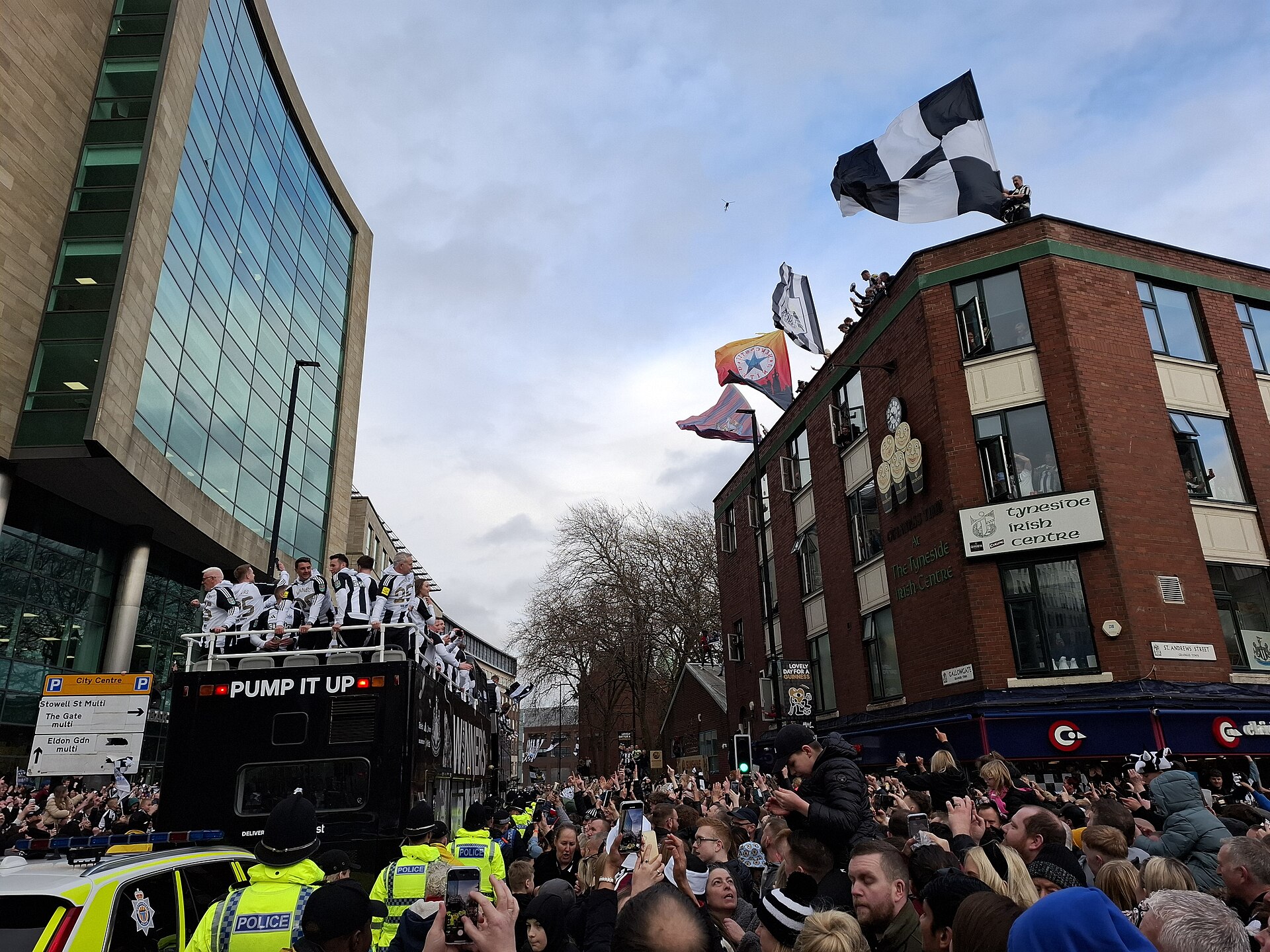 แฟนบอลและรถบัสทีม Newcastle United ในขบวนฉลองแชมป์ลีกคัพปี 2025 ที่เมืองนิวคาสเซิล