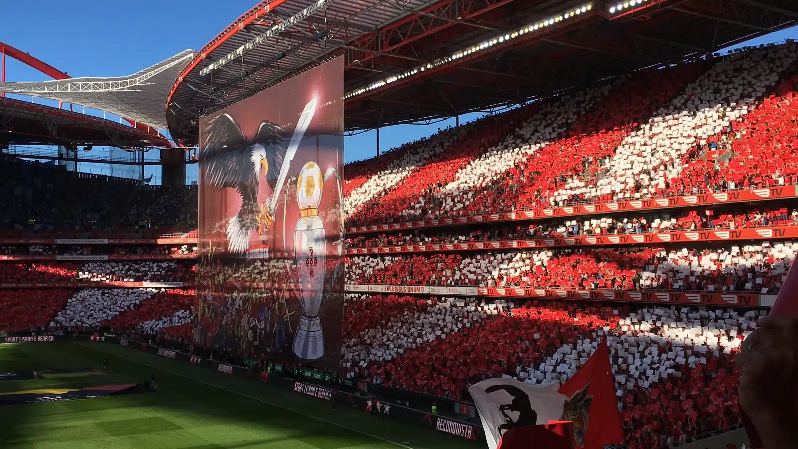 แฟนบอลเบนฟิกาทำภาพคอริโอกราฟีก่อนเกมที่สนามเอสตาดิโอ ดา ลุซ