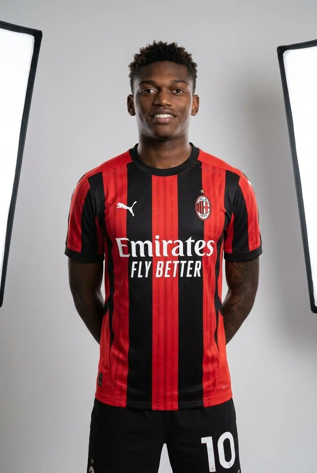 Rafael Leão ราฟาเอล เลเอา ในชุด AC Milan ภาพโปรไฟล์นักเตะ