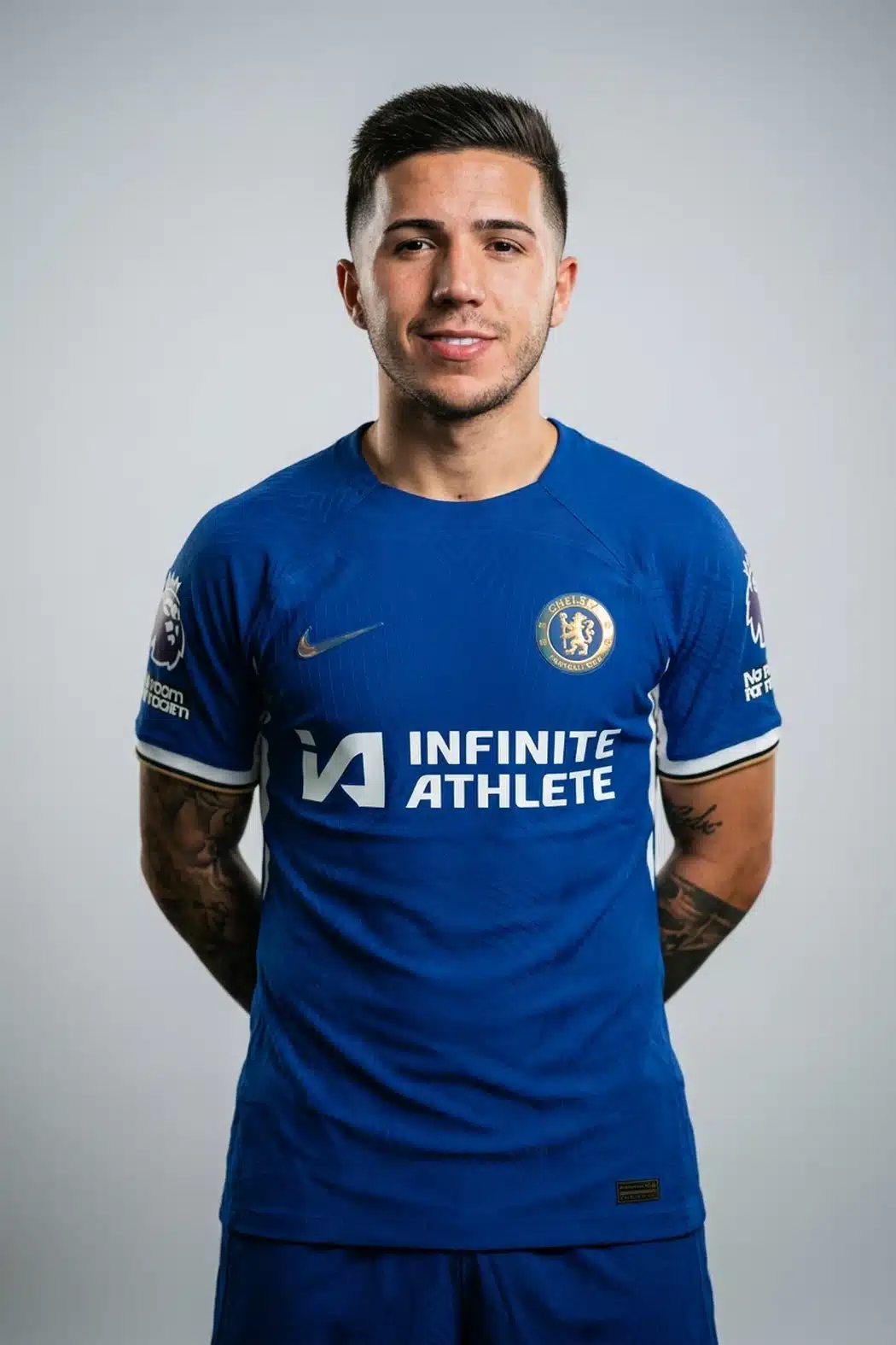 Enzo Fernández เอ็นโซ เฟร์นานเดซ ในชุดสโมสร Chelsea FC ภาพโปรไฟล์นักเตะ